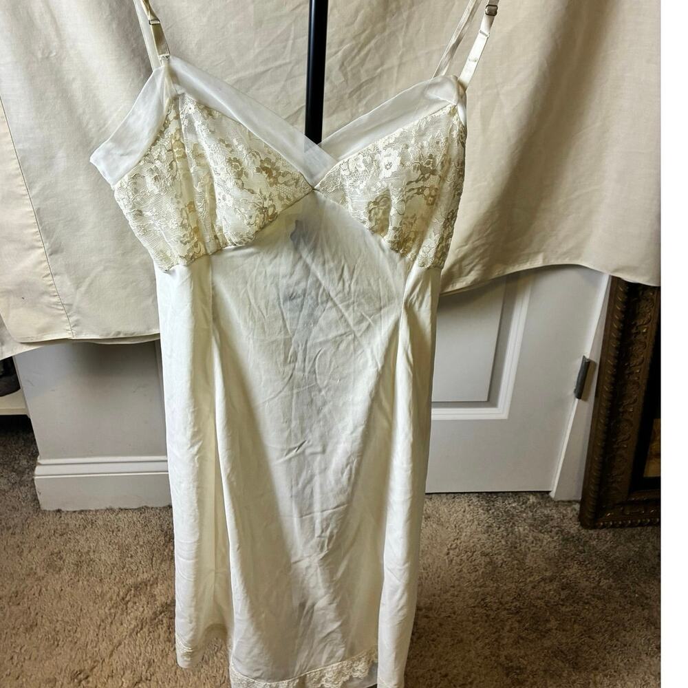 Vintage Vanity Fair Ivory Lace Full Slip Size 32 USA Antron III Nylon Lingerie